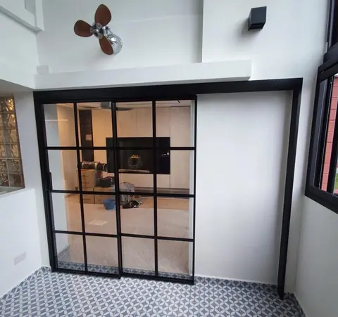 Synchronized sliding door with black square-grid lattice panels